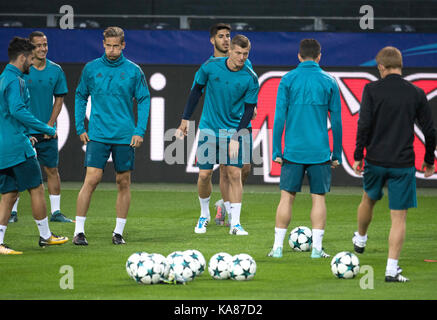 Dortmund, Allemagne. 25 septembre, 2017. Madrid Toni Kroos (m) participe à une session de formation à Dortmund, en Allemagne, le 25 septembre 2017. real madrid joue contre le Borussia Dortmund en ligue des champions phase de groupes match le 26 septembre 2017. crédit : Bernd thissen/dpa/Alamy live news Banque D'Images