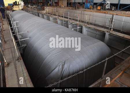 Rostock, Allemagne. 25 septembre, 2017. Les travailleurs fabriquer un moteur prix module pour le navire de croisière aidanova au neptun arsenal, à Rostock, Allemagne, 25 septembre 2017. Après l'achèvement des modules sont transportés vers le chantier naval Meyer papenburg et utilisé pour le nouveau navire aidanova. crédit : Stefan sauer/dpa-zentralbild/dpa/Alamy live news Banque D'Images