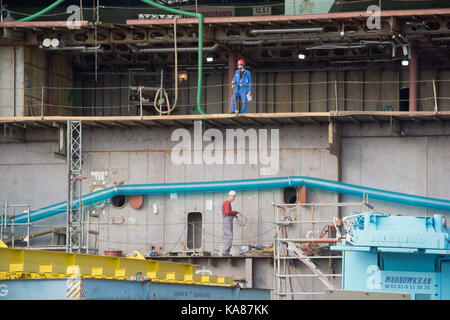 Rostock, Allemagne. 25 septembre, 2017. Les travailleurs fabriquer un moteur prix module pour le navire de croisière aidanova au neptun arsenal, à Rostock, Allemagne, 25 septembre 2017. Après l'achèvement des modules sont transportés vers le chantier naval Meyer papenburg et utilisé pour le nouveau navire aidanova. crédit : Stefan sauer/dpa-zentralbild/dpa/Alamy live news Banque D'Images