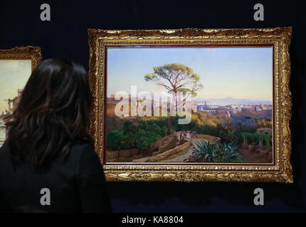 Londres, Royaume-Uni. 25 septembre, 2017. Une femme regarde panorama de Naples par giacinto gigante (italien, 1806-1876), il est estimé à £35 000 - €45 000. Credit : dinendra haria/Alamy live news Banque D'Images