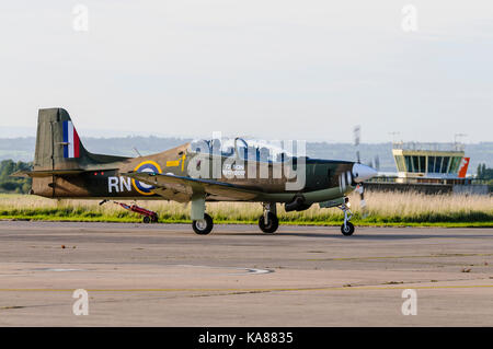 RAF Aldergrove, en Irlande du Nord. 25/09/2017 - Deux avions d'entraînement de Tucano 72 (R) voler dans l'Escadron RAF Aldergrove dans le cadre de leur centenaire. L'un des aéronefs a été peint dans une enveloppe spéciale livrée commémorative de la bataille d'Angleterre Spitfire. Banque D'Images