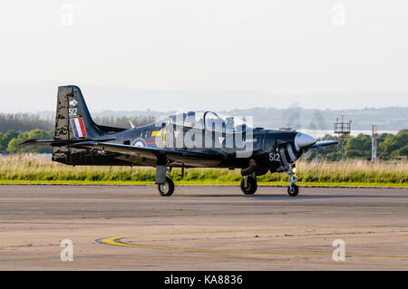 RAF Aldergrove, en Irlande du Nord. 25/09/2017 - Deux avions d'entraînement de Tucano 72 (R) voler dans l'Escadron RAF Aldergrove dans le cadre de leur centenaire. L'un des aéronefs a été peint dans une enveloppe spéciale livrée commémorative de la bataille d'Angleterre Spitfire. Banque D'Images