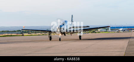 RAF Aldergrove, en Irlande du Nord. 25/09/2017 - Deux avions d'entraînement de Tucano 72 (R) voler dans l'Escadron RAF Aldergrove dans le cadre de leur centenaire. L'un des aéronefs a été peint dans une enveloppe spéciale livrée commémorative de la bataille d'Angleterre Spitfire. Banque D'Images