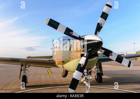 RAF Aldergrove, en Irlande du Nord. 25/09/2017 - Deux avions d'entraînement de Tucano 72 (R) voler dans l'Escadron RAF Aldergrove dans le cadre de leur centenaire. L'un des aéronefs a été peint dans une enveloppe spéciale livrée commémorative de la bataille d'Angleterre Spitfire. Banque D'Images