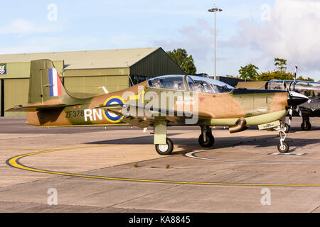 RAF Aldergrove, Irlande du Nord. 25/09/2017 - deux avions d'entraînement Tucano du 72 e Escadron (R) volent dans la RAF Aldergrove dans le cadre de leurs célébrations du centenaire. L'un des avions a été peint dans une décoration commémorative spécialement conçue de la bataille d'Angleterre Spitfire Banque D'Images