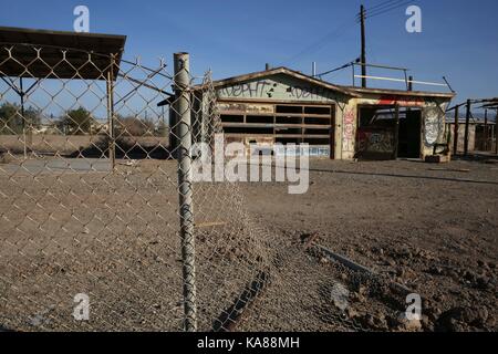 Bombay Beach, Californie, USA. 11Th Feb 2016. Couverts de graffitis bâtiments vides au bord de l'eau avant de Bombay Beach. Bombay Beach est une ville située dans la région de Imperial County, Californie du Sud. Il est situé sur le lac Salton et communautaire est le plus bas en Amérique, situé à 223 pieds (68 m) au-dessous du niveau de la mer. La population était de 295 au recensement de 2010. La Salton Sea est une solution saline, peu profond, le lac du rift endoréique situé directement sur la faille de San Andreas, principalement dans le sud de la Californie et de l'empire des vallées Coachella. Le point le plus profond de la mer est de 5 pi (1,5 m) plus élevé que la plus faible po Banque D'Images