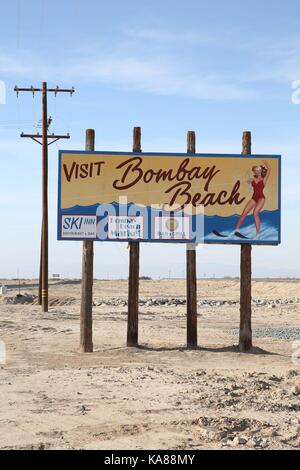 Bombay Beach, Californie, USA. 11Th Feb 2016. Style des années 1950 panneau publicitaire pour Bombay Beach. Bombay Beach est une ville située dans la région de Imperial County, Californie du Sud. Il est situé sur le lac Salton et communautaire est le plus bas en Amérique, situé à 223 pieds (68 m) au-dessous du niveau de la mer. La population était de 295 au recensement de 2010. La Salton Sea est une solution saline, peu profond, le lac du rift endoréique situé directement sur la faille de San Andreas, principalement dans le sud de la Californie et de l'empire des vallées Coachella. Le point le plus profond de la mer est de 5 pi (1,5 m) plus haut que le point le plus bas de la vallée de la mort. L Banque D'Images