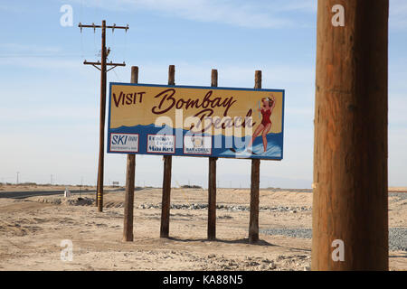 Bombay Beach, Californie, USA. 11Th Feb 2016. Style des années 1950 panneau publicitaire pour Bombay Beach. Bombay Beach est une ville située dans la région de Imperial County, Californie du Sud. Il est situé sur le lac Salton et communautaire est le plus bas en Amérique, situé à 223 pieds (68 m) au-dessous du niveau de la mer. La population était de 295 au recensement de 2010. La Salton Sea est une solution saline, peu profond, le lac du rift endoréique situé directement sur la faille de San Andreas, principalement dans le sud de la Californie et de l'empire des vallées Coachella. Le point le plus profond de la mer est de 5 pi (1,5 m) plus haut que le point le plus bas de la vallée de la mort. L Banque D'Images