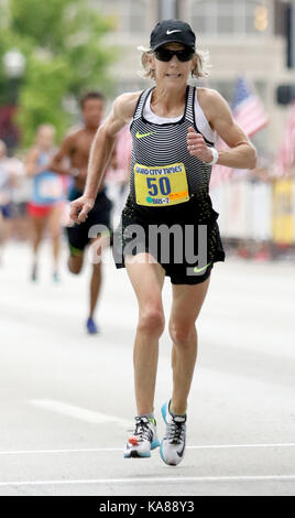 Davenport, Iowa, États-Unis. 30 juillet, 2016. L'exécution dans son 33e bix 7 olympien, Joan Benoit Samuelson se dirige vers la ligne d'arrivée le samedi 30 juillet 2016. crédit : John Schultz/quad-city times/zuma/Alamy fil live news Banque D'Images