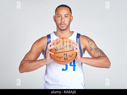 Sept 25, 2017 : Dallas Mavericks guard Devin Harris # 34 pose au cours de la Journée des médias des Dallas Mavericks a tenu à l'American Airlines Center à Dallas, TX Banque D'Images