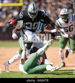 Oakland, Californie, USA. Sep 17, 2017. Retour d'un quatrième trimestre kick, Oakland Raiders running back Jalen Richard (30) sauts sur New York Jets linebacker Josh Martin (95) et passé à l'intérieur de secondeur Julian Stanford (51), au cours d'un match de la NFL entre les Jets de New York et l'Oakland Raiders à la Oakland Coliseum à Oakland, Californie. Valerie Shoaps/CSM/Alamy Live News Banque D'Images