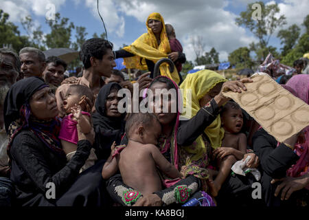 Cox's Bazar (Bangladesh). 25 septembre, 2017 25 septembre, 2017. Cox's bazar, BANGLADESH - réfugiés rohingyas personnes attendent de l'aide alimentaire à l'balukhali ukhiya en camp de réfugiés. D'après l'ONU plus de 4, 36 000 réfugiés Rohingyas ont fui le Myanmar à partir de la violence au cours des 1 mois, la plupart en tentant de traverser la frontière et rejoindre le Bangladesh. organisations internationales ont fait état d'allégations de violations des droits de l'homme et les exécutions sommaires perpétrées par l'armée du Myanmar. crédit : k m asad/zuma/Alamy fil live news Banque D'Images