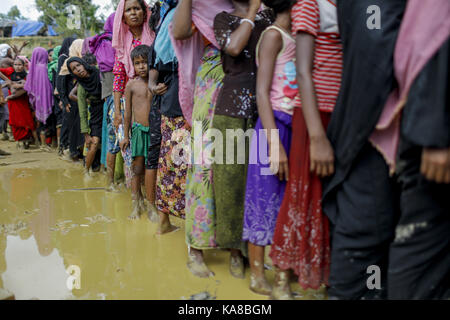 Cox's Bazar (Bangladesh). 25 septembre, 2017 25 septembre, 2017. Cox's bazar, Bangladesh - les femmes réfugiées rohingyas attendre dans une ligne pour recueillir de l'aide alimentaire à l'balukhali ukhiya en camp de réfugiés. D'après l'ONU plus de 4, 36 000 réfugiés Rohingyas ont fui le Myanmar à partir de la violence au cours des 1 mois, la plupart en tentant de traverser la frontière et rejoindre le Bangladesh. organisations internationales ont fait état d'allégations de violations des droits de l'homme et les exécutions sommaires perpétrées par l'armée du Myanmar. crédit : k m asad/zuma/Alamy fil live news Banque D'Images