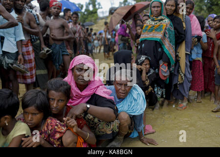 Cox's Bazar (Bangladesh). 25 septembre, 2017 25 septembre, 2017. Cox's bazar, BANGLADESH - réfugiés rohingyas attendre pour l'aide alimentaire à l'balukhali ukhiya en camp de réfugiés. D'après l'ONU plus de 4, 36 000 réfugiés Rohingyas ont fui le Myanmar à partir de la violence au cours des 1 mois, la plupart en tentant de traverser la frontière et rejoindre le Bangladesh. organisations internationales ont fait état d'allégations de violations des droits de l'homme et les exécutions sommaires perpétrées par l'armée du Myanmar. crédit : k m asad/zuma/Alamy fil live news Banque D'Images