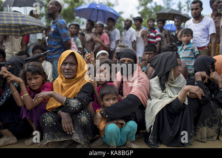 Cox's Bazar (Bangladesh). 25 septembre, 2017 25 septembre, 2017. Cox's bazar, BANGLADESH - réfugiés rohingyas les femmes attendent de l'aide alimentaire à l'balukhali ukhiya en camp de réfugiés. D'après l'ONU plus de 4, 36 000 réfugiés Rohingyas ont fui le Myanmar à partir de la violence au cours des 1 mois, la plupart en tentant de traverser la frontière et rejoindre le Bangladesh. organisations internationales ont fait état d'allégations de violations des droits de l'homme et les exécutions sommaires perpétrées par l'armée du Myanmar. crédit : k m asad/zuma/Alamy fil live news Banque D'Images