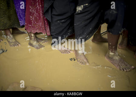 Cox's Bazar (Bangladesh). 25 septembre, 2017 25 septembre, 2017. Cox's bazar, Bangladesh - les femmes réfugiées rohingyas attendre dans une ligne pour recueillir de l'aide alimentaire à l'balukhali ukhiya en camp de réfugiés. D'après l'ONU plus de 4, 36 000 réfugiés Rohingyas ont fui le Myanmar à partir de la violence au cours des 1 mois, la plupart en tentant de traverser la frontière et rejoindre le Bangladesh. organisations internationales ont fait état d'allégations de violations des droits de l'homme et les exécutions sommaires perpétrées par l'armée du Myanmar. crédit : k m asad/zuma/Alamy fil live news Banque D'Images