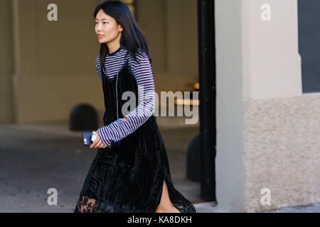 Milan, Italie. 24 sep, 2017. un chic showgoer marcher en dehors de la piste msgm montrer lors de la fashion week de milan - 24 sept 2017 - crédit : manhattan piste/grace lunn ***pour un usage éditorial uniquement*** | verwendung weltweit/dpa/Alamy live news Banque D'Images