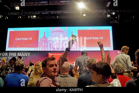 Brighton, UK. 26 sep, 2017. Le vote lors de la conférence du parti travailliste à Brighton aujourd'hui crédit : Simon dack/Alamy live news Banque D'Images