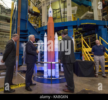 Le vice-président des États-Unis, Mike Pence, deuxième à partir de la gauche, donne un aperçu du stand d'essai structurel du système de lancement spatial (SLS) de la NASA Marshall Space Flight Center, Todd May, à droite, comme l'a vu le représentant américain Robert Aderholt (républicain de l'Alabama) le lundi 25 septembre, 2017 au Marshall Space Flight Centre de la NASA à Huntsville, Alabama. Le vice-président a visité le centre spatial pour voir le matériel de test du système de lancement spatial de la NASA, la nouvelle fusée spatiale américaine et appeler l'équipage à bord de la Station spatiale internationale. Crédit obligatoire : Bill Ingalls/NASA via CNP /Medi Banque D'Images