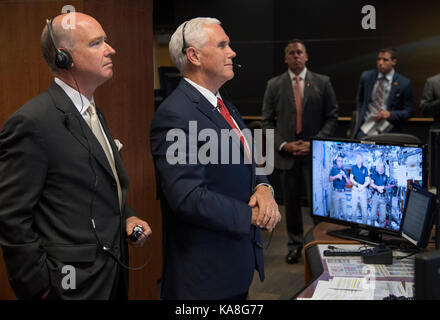 Le vice-président américain Mike Pence, à droite, et le représentant américain Robert Aderholt (Républicain de l'Alabama), parlent avec les membres de l'équipage de l'expédition 53, Joe Acaba, à gauche de l'écran, Randy Bresnik, au centre de l'écran, Et Mark Vande Hei à bord de la Station spatiale internationale à partir du centre d'intégration des opérations de charge utile (POIC) du centre de vol spatial Marshall de la NASA, lundi 25 septembre 2017 à Huntsville, Alabama. Le vice-président a visité le centre spatial pour voir le matériel de test du système de lancement spatial de la NASA, la nouvelle fusée spatiale américaine et appeler l'équipage à bord de la Station spatiale internationale. Ma Banque D'Images