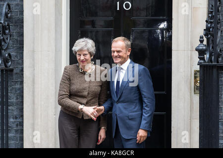 Londres, Royaume-Uni. 26 sep, 2017. premier ministre Donald Tusk accueille mai theresa, président du Conseil européen, avant leur première réunion depuis son discours à Florence établissant des plans pour une période de transition de deux ans suivant brexit. crédit : mark kerrison/Alamy live news Banque D'Images