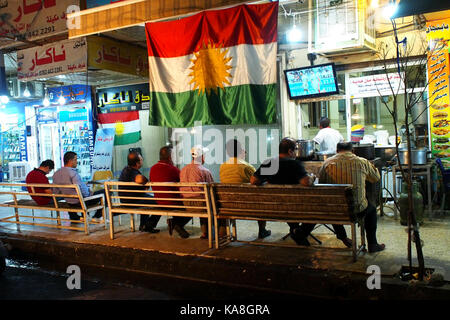 26 septembre 2017 - 23 septembre 2017 : le drapeau de la région autonome kurde est suspendue dans un park à Erbil, Irak. pour un référendum sur l'indépendance du kurdistan iraquien a été prévue pour le 25 septembre 2017. Le résultat sera contraignant pour le gouvernement régional du Kurdistan (KRG), mais sa légalité a été rejetée par le gouvernement fédéral de l'Irak. crédit : iranimages/zuma/Alamy fil live news Banque D'Images