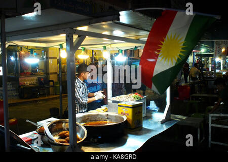 26 septembre 2017 - 23 septembre 2017 : le drapeau de la région autonome kurde est suspendue au-dessus d'un snack-bar à Erbil, Irak. pour un référendum sur l'indépendance du kurdistan iraquien a été prévue pour le 25 septembre 2017. Le résultat sera contraignant pour le gouvernement régional du Kurdistan (KRG), mais sa légalité a été rejetée par le gouvernement fédéral de l'Irak. crédit : iranimages/zuma/Alamy fil live news Banque D'Images