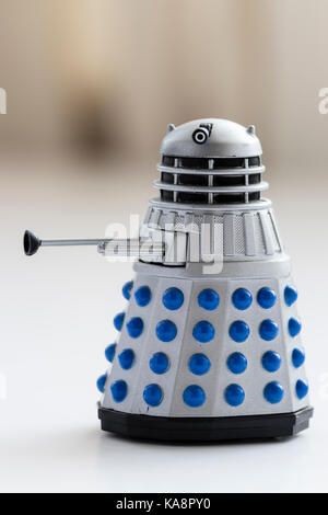 L'Angleterre. Die Cast Metal Dalek figure à partir de la série Dr Who. Dalek gris. Vue de côté. Banque D'Images