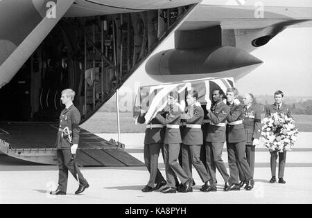 Le cercueil contenant le corps de lord Mountbatten est portée par les porteurs de la raf à eastleigh airport. Banque D'Images