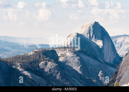 Vue d'Olmsted Point vers Demi Dôme, Yosemite National Park, California, USA Banque D'Images