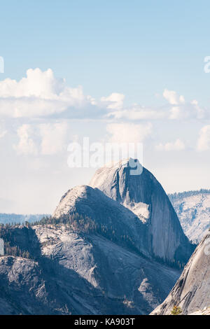 Vue d'Olmsted Point vers Demi Dôme, Yosemite National Park, California, USA Banque D'Images