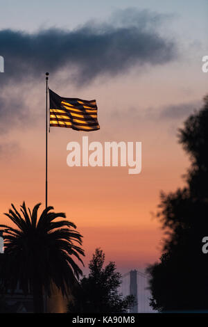 Un Américain stars and stripes flag au coucher du soleil à Fort Mason, San Francisco, California, USA Banque D'Images