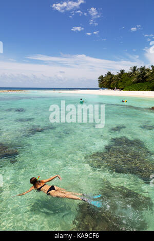 Plongée en apnée Maldives - une femme plongée en apnée dans l'océan Indien; atoll Rasdhoo, les Maldives, Asie Banque D'Images