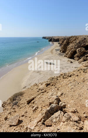 Falaise et plage sauvage sur la côte de Ras Al Jinz, Sultanat d'Oman. Vue verticale, pour fond de concept de voyage, destination de voyage Banque D'Images