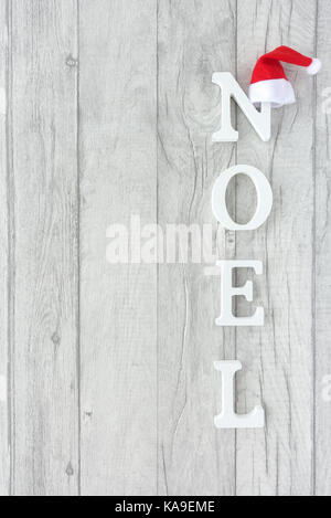 Noël arrière-plan avec les mots noel constitué de lettres majuscules en bois blanc sur fond de bois gris. Banque D'Images