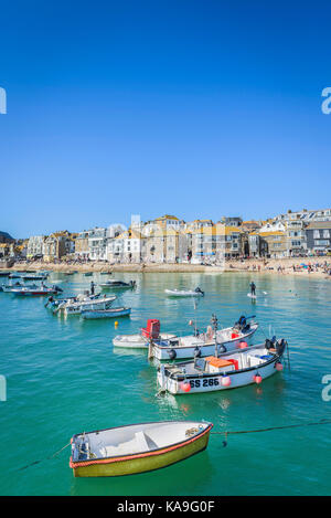 St Ives - divers bateaux et canots amarrés à marée haute dans le port de St Ives en Cornouailles. Banque D'Images