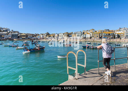 St Ives - divers bateaux et canots amarrés à marée haute dans le port de St Ives en Cornouailles. Banque D'Images