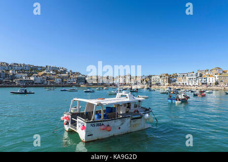 St Ives - divers bateaux et canots amarrés à marée haute dans le port de St Ives en Cornouailles. Banque D'Images