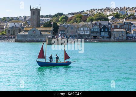 St Ives - une petite voile ketch à St Ives Harbour à St Ives en Cornouailles. Banque D'Images