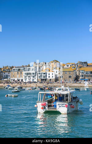 St Ives - divers bateaux et canots amarrés à marée haute dans le port de St Ives en Cornouailles. Banque D'Images