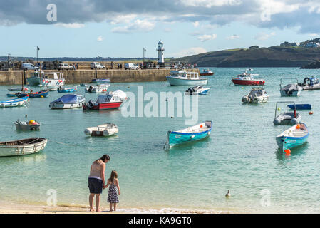 St Ives - bateaux amarrés dans le port de St Ives à St Ives en Cornouailles. Banque D'Images