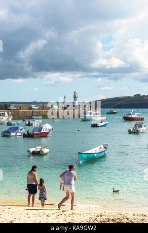 St Ives - bateaux amarrés dans le port de St Ives à St Ives en Cornouailles. Banque D'Images