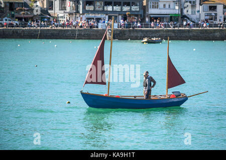 St Ives - une petite voile ketch à St Ives Harbour à St Ives en Cornouailles. Banque D'Images