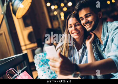 Jeune beau couple on date in coffee shop Banque D'Images