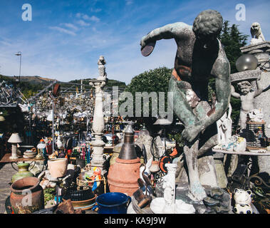 Vieux produits à vendre au marché aux puces d'une route / carboot sale / vente de garage en italie Banque D'Images