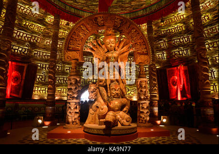 Kolkata, Inde. 24 sep, 2017. voir l'idole de Durga et l'intérieur du stade temporaire ou pandal dans chetle agrani, kolkata. Décoration de pandals ou stade temporaire et durga idol à chetle agrani une communauté au cours du festival puja durga puja festival le 25 septembre 2017 à Kolkata. crédit : saikat paul/pacific press/Alamy live news Banque D'Images