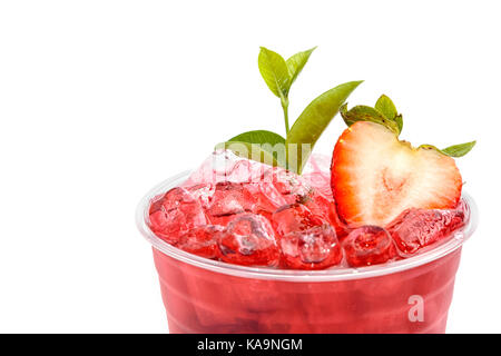 Mojito fraise boisson avec tranches sur fond blanc Banque D'Images