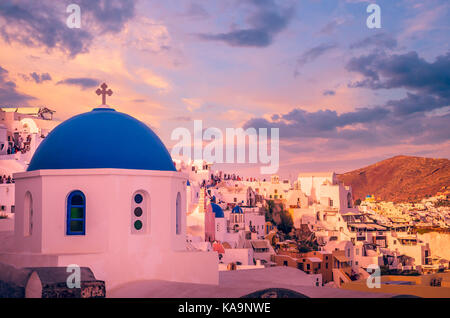 Oia Santorini, Cyclades, Grèce. magnifique coucher de soleil sur le vilage de l'ia. Banque D'Images