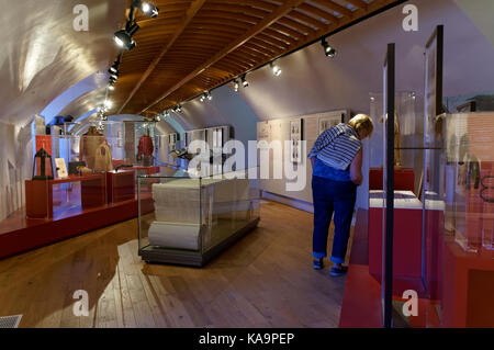 Personne à la recherche sur l'histoire des expositions dans le Musée Stewart ou Musée Stewart, Parc Jean-Drapeau parc, Saint l'Île Sainte-Hélène, Montréal, Québec, Canada Banque D'Images