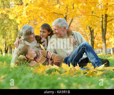 Les grands-parents avec enfants dans le parc Banque D'Images